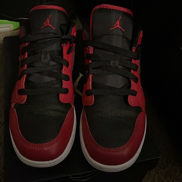 Chicago Red Jordan’s Lows Grade School Youth 7 - Picture 2 of 8